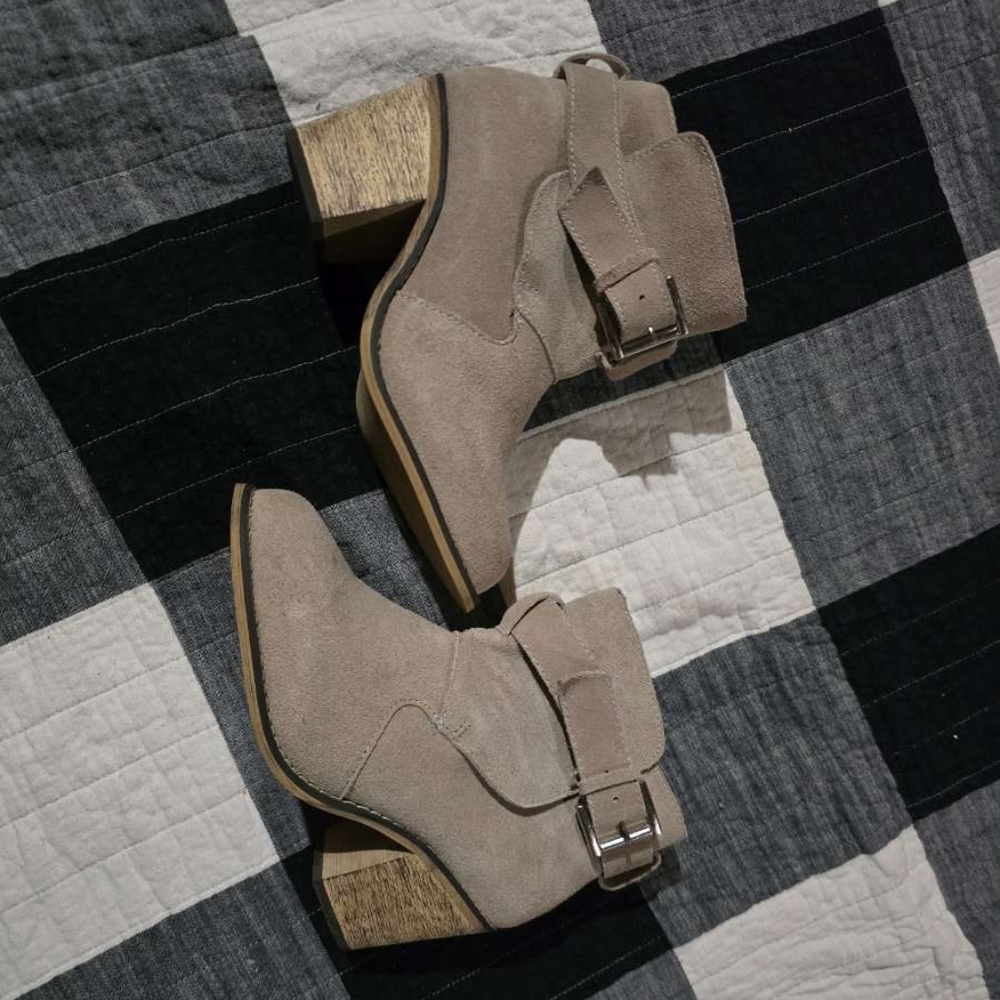 Stylish Women's Suede Ankle Boots - Tan